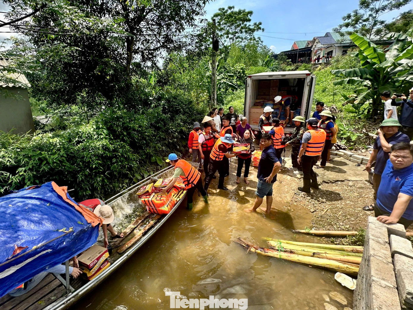 Chiều 12/9, đoàn công tác báo Tiền Phong phối hợp với Tỉnh đoàn Yên Bái trao nhu yếu phẩm tại xã Vĩnh Kiên (huyện Yên Bình).