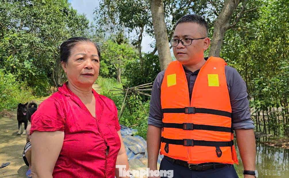 Bà Nguyễn Thị Oanh (65 tuổi) chia sẻ, nước lũ dâng cao quá nhanh khiến bà không kịp xoay xở. Tổng khoảng 70 con gà, vịt, ngan cùng nhiều vật dụng trong nhà đều bị cuốn trôi, hư hỏng. "Nhà tôi giờ vẫn ngập quá nửa, phải trú nhờ nhà người thân. Bị nước cô lập, thiếu thốn đủ thứ, được đoàn công tác tặng quà, chúng tôi rất mừng, cảm ơn các nhà hảo tâm, mạnh thường quân", bà Oanh nói.