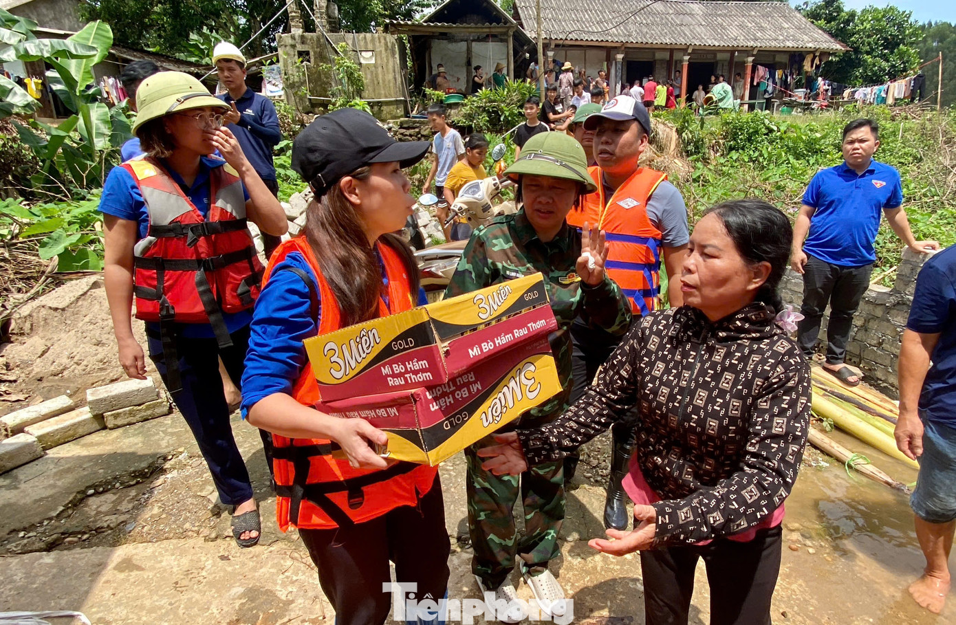 Các thùng, bì hàng gồm bánh mỳ, bánh ngọt, sữa, nước uống, áo phao... được trao đến tận tay người dân nơi đây.