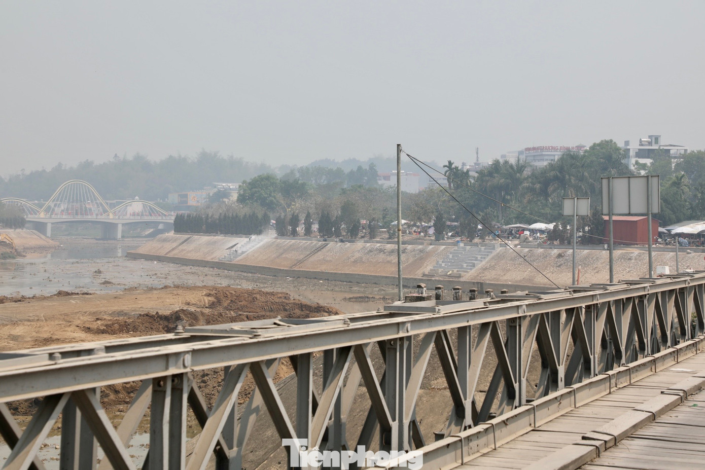 Những ngày này, cầu Mường Thanh và khu vực xung quanh đang được sửa chữa, tân trang để chào mừng kỷ niệm 70 năm Chiến thắng Điện Biên Phủ. Những ngày này, cầu Mường Thanh và khu vực xung quanh đang được sửa chữa, tân trang để chào mừng kỷ niệm 70 năm Chiến thắng Điện Biên Phủ.