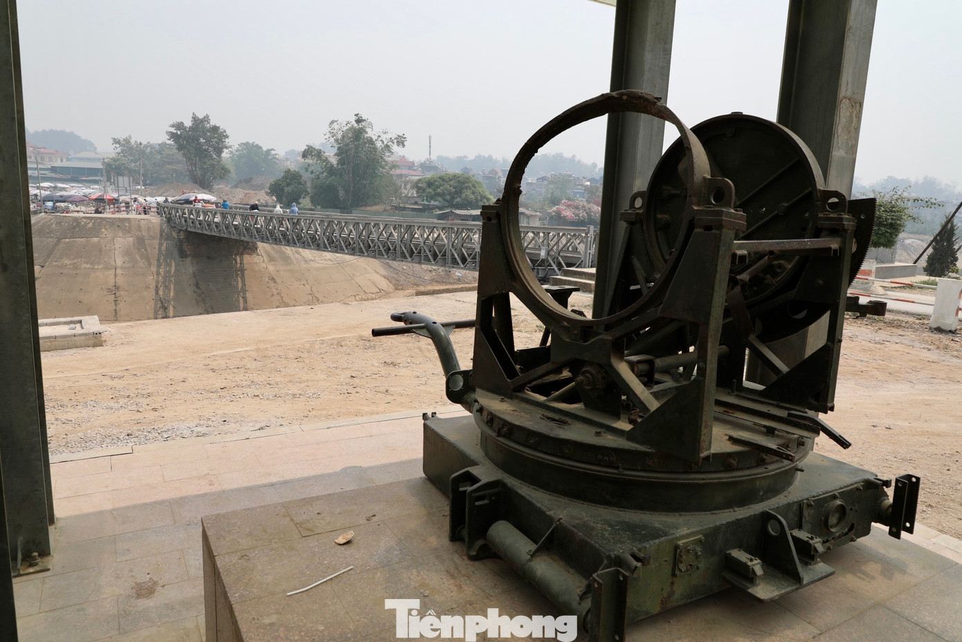 Khẩu trọng liên 4 nòng của địch bị pháo thủ của Đại đội 360 (thuộc Tiểu đoàn 130, Trung đoàn 209, Đại đoàn 312) và đạn pháo của Đại đoàn Công - Pháo 315 tiêu diệt lúc 16 giờ, ngày 7/5/1954. Khẩu trọng liên 4 nòng của địch bị pháo thủ của Đại đội 360 (thuộc Tiểu đoàn 130, Trung đoàn 209, Đại đoàn 312) và đạn pháo của Đại đoàn Công - Pháo 315 tiêu diệt lúc 16 giờ, ngày 7/5/1954.