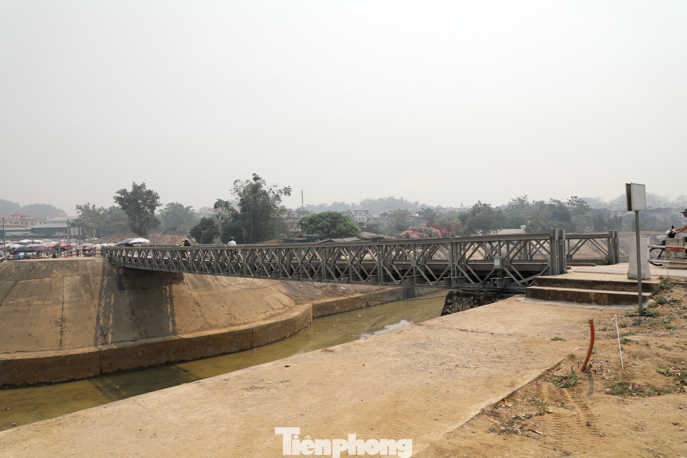 Cây cầu dài 40 m nhưng chỉ một nhịp cầu, không có trụ ở giữa. Mặt cầu rộng 5 m. Cây cầu dài 40 m nhưng chỉ một nhịp cầu, không có trụ ở giữa. Mặt cầu rộng 5 m.