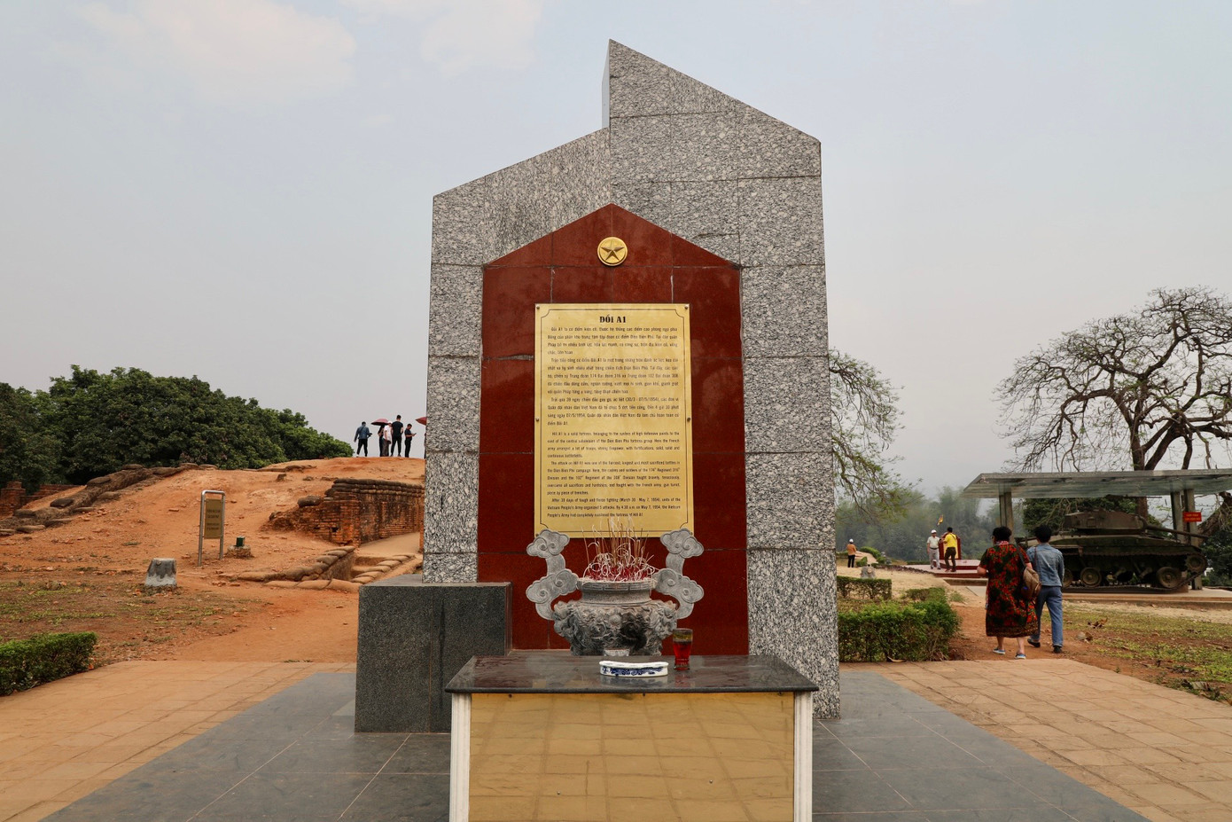 Đài tưởng niệm tại di tích Đồi A1.