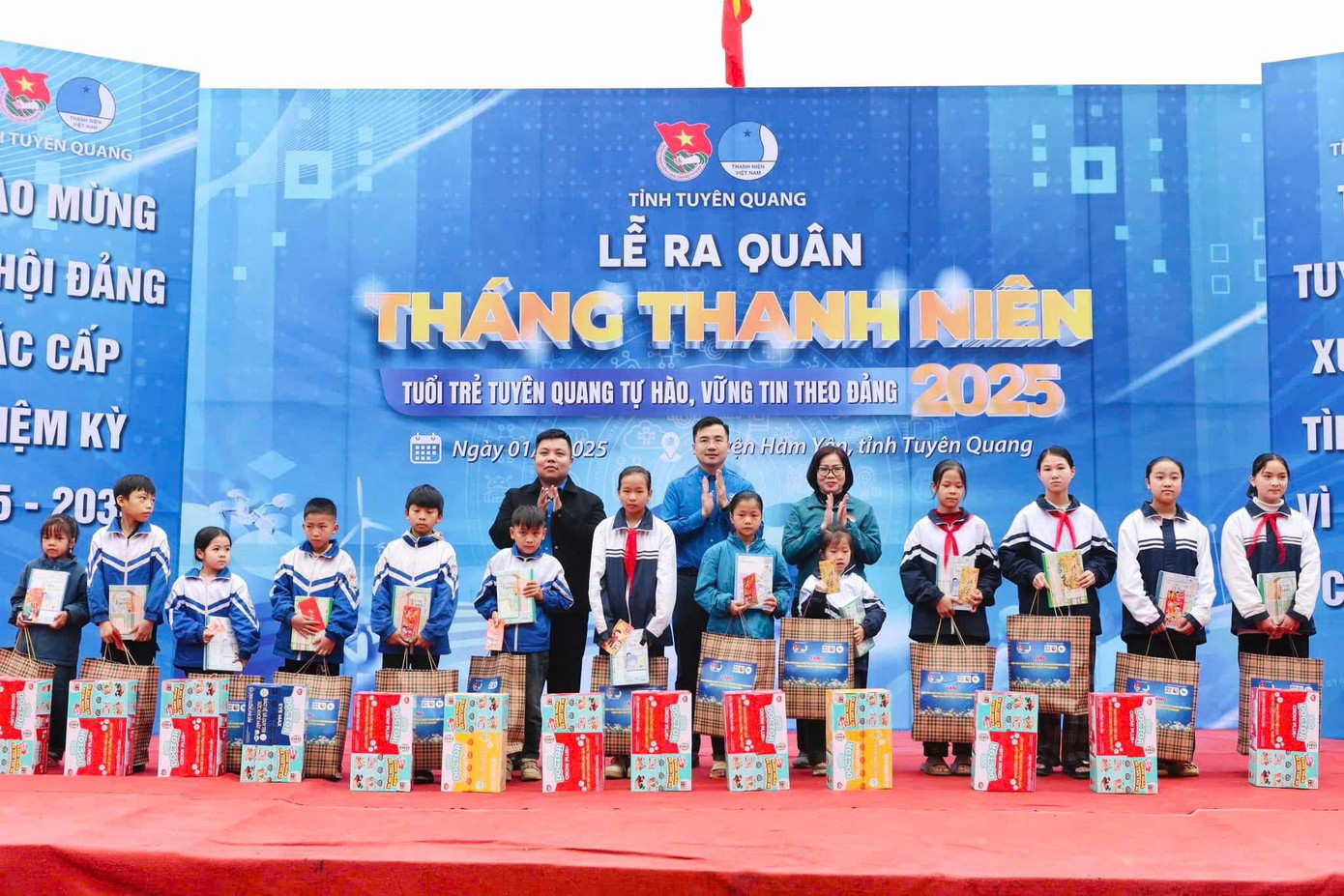 Nhiều phần quà ý nghĩa đã được trao tặng tại lễ phát động.