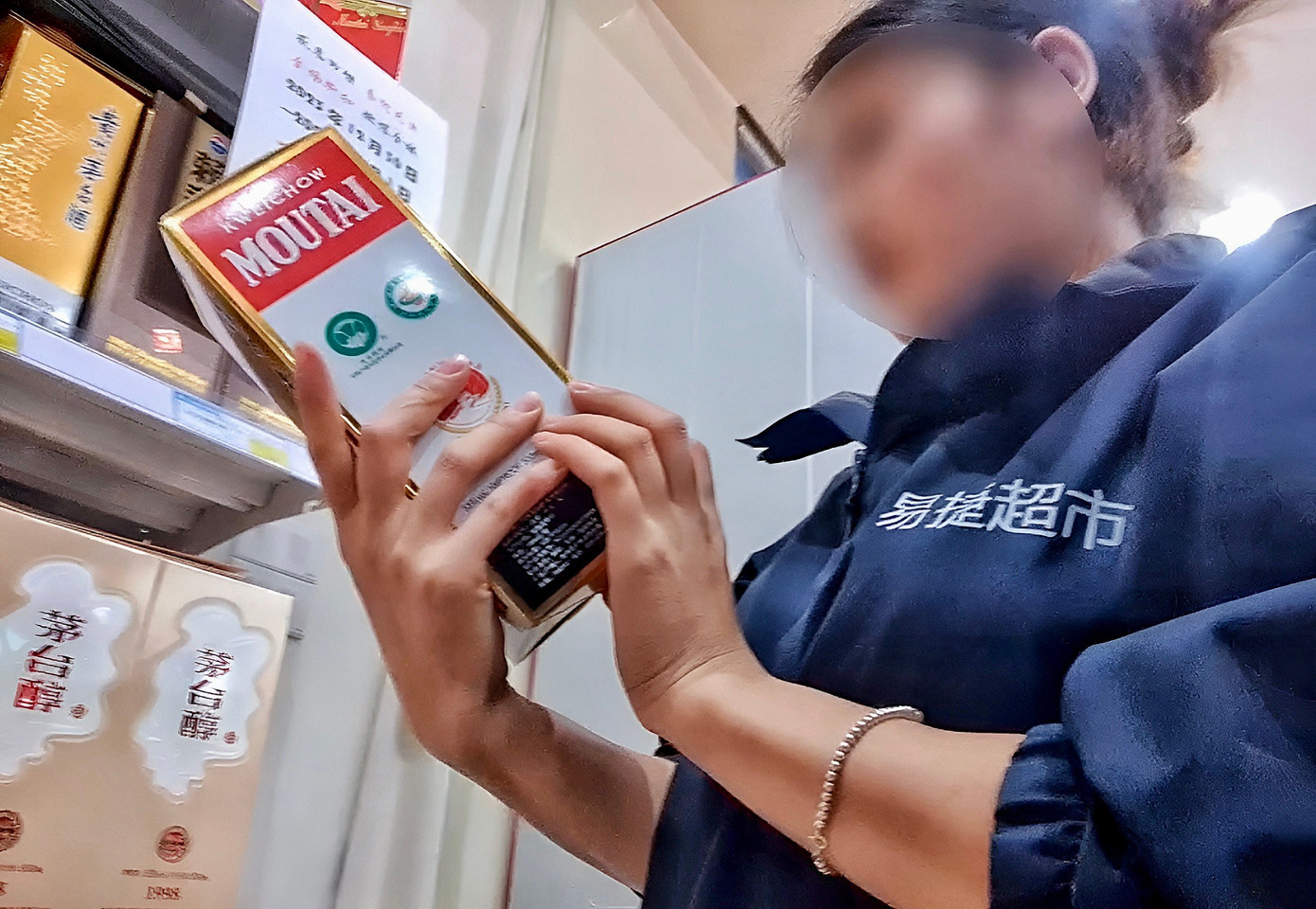 Nhân viên siêu thị (Yi Jie) giới thiệu loại rượu giá bán 12 triệu đồng nhưng không biết tư vấn.