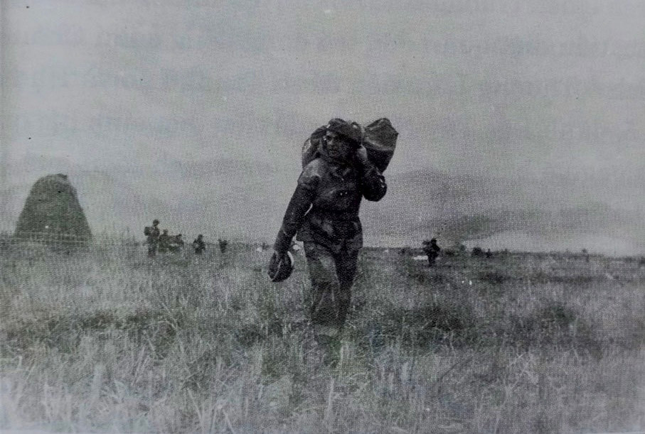 Từ bao đời, cánh đồng Mường Thanh nuôi dưỡng bao thế hệ đồng bào dân tộc nơi đây. Nhưng vào tháng 11/1953, khi hàng nghìn lính Pháp nhảy dù xuống lòng chảo chiếm Điện Biên, người dân bị dồn vào ở các trại tập trung, tài sản bị vơ vét, ruộng đồng bị tàn phá, bỏ hoang. Trong ảnh: Tướng Gilles (Pháp) nhảy dù xuống Điện Biên Phủ ngày 20/11/1953. (Ảnh: Báo Điện Biên Phủ).