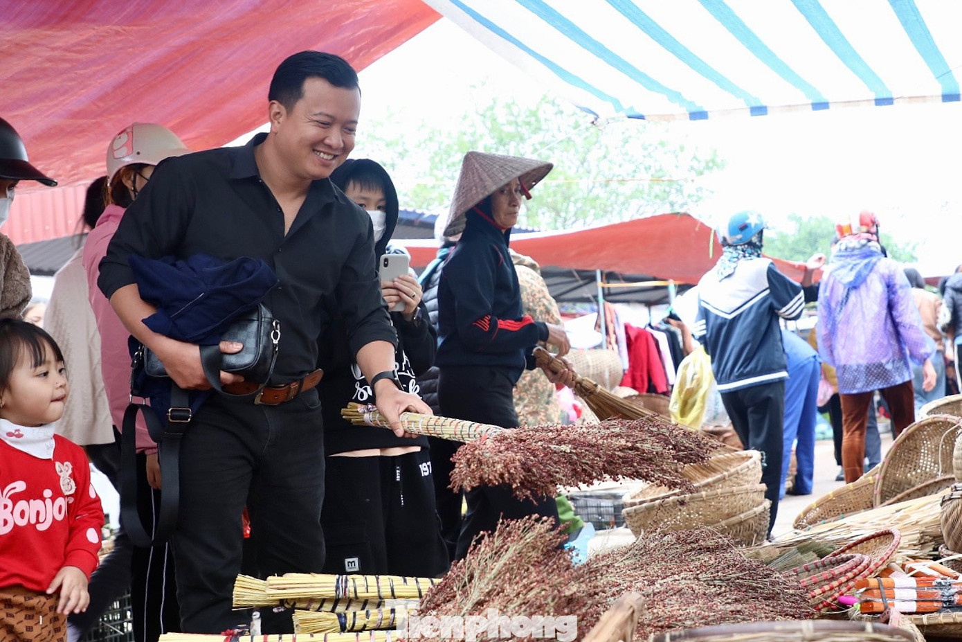 Phiên chợ ngày Tết đặc biệt hơn cả bởi có thêm sự góp mặt của những người con xa quê, Tết đến mới có dịp trở về ghé thăm chợ cổ. “Tôi xa quê vào Pleiku làm ăn đã nhiều năm, mỗi khi về quê ăn Tết, cả gia đình tôi đều tham gia phiên chợ cuối và đầu năm mới. Bước chân vào chợ, những ký ức tuổi thơ ấu ùa về, cảm xúc thật khó diễn tả hết", anh Phạm Văn Toàn (38 tuổi, Giao Nhân) chia sẻ.