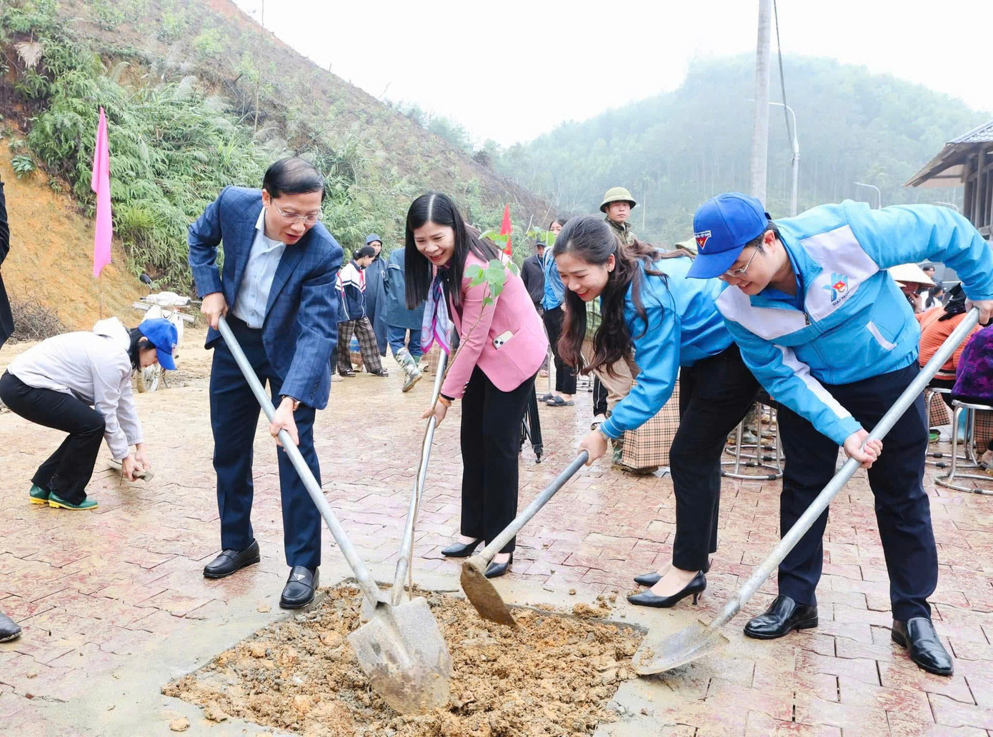 Các đại biểu tham gia nhiều hoạt động như trồng cây xanh, dọn vệ sinh môi trường...