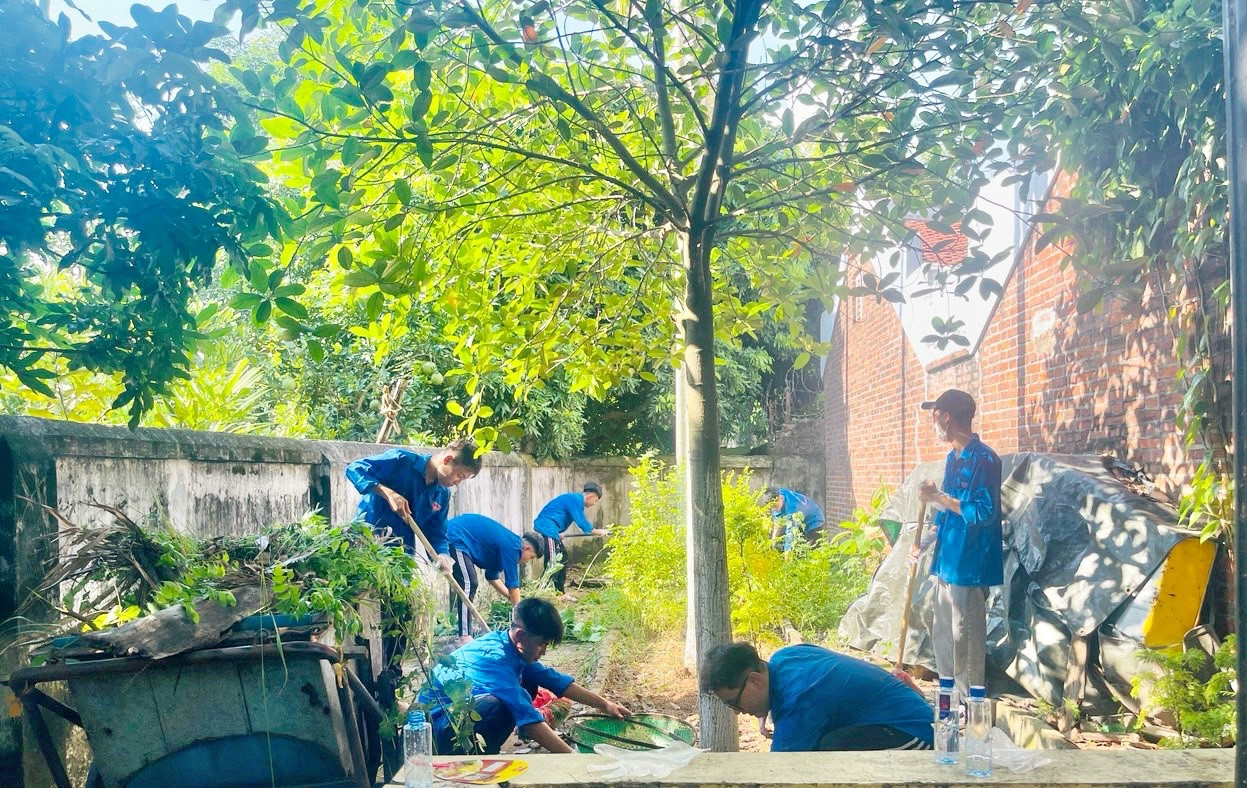 Trong ảnh, đoàn viên thanh niên dọn rác, phát quang cây cối tại các địa điểm công cộng ở thôn Lại Đà.