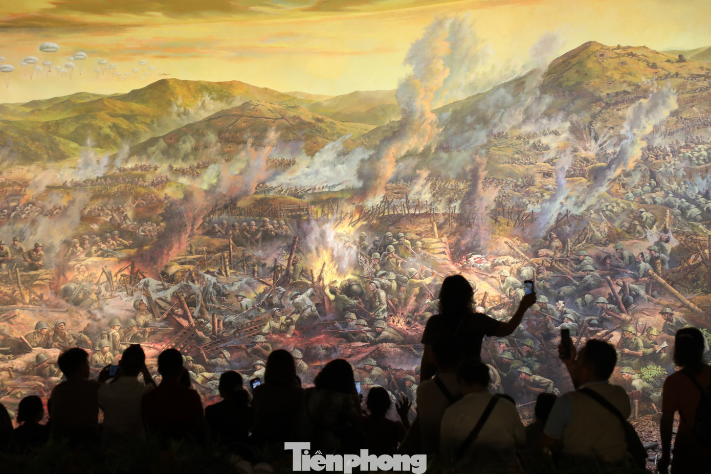 Đặc biệt, toàn bộ tầng 2 của bảo tàng được thiết kế bức tranh panorama, tái hiện một cách trọn vẹn, liền mạch các trận đánh tiêu biểu theo diễn biến của chiến dịch Điện Biên Phủ. Với diện tích hơn 3.000 m2, đây là bức tranh tròn lớn nhất Đông Nam Á và là một trong ba bức tranh tròn lớn nhất trên thế giới.