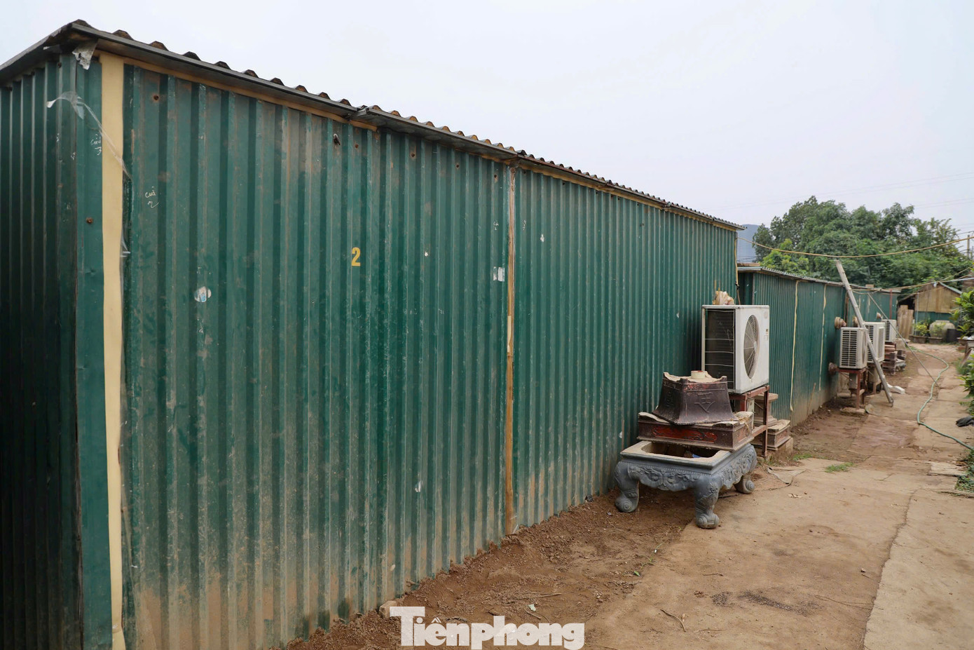 Để đảm bảo hoa nở đúng dịp Tết Nguyên đán, ông Lê Hàm đã áp dụng phương pháp chăm sóc đặc biệt. Từ tháng 10 âm lịch, ông di chuyển các gốc đào quý vào những "phòng nghỉ" được trang bị điều hòa hai chiều và nhiệt kế để theo dõi nhiệt độ, đảm bảo môi trường phù hợp cho cây phát triển.