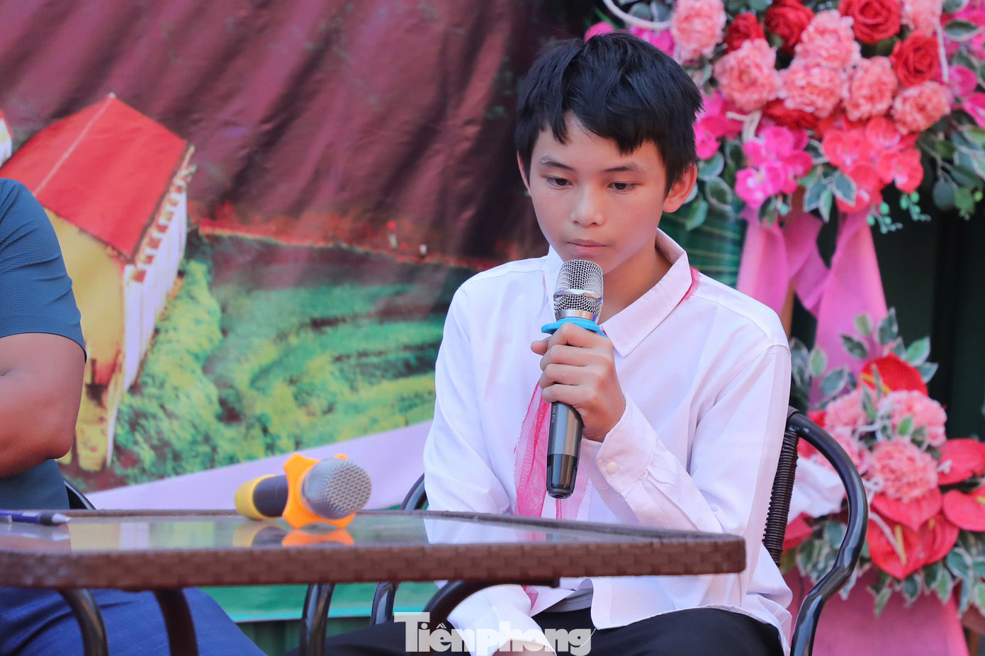 Ở phần giao lưu, em Bàn Văn Trường, học sinh lớp 8, Trường PTDTBT THCS Cốc Lầu được mời lên sân khấu để kể lại những gì xảy ra với gia đình em khi lũ về thôn Kho Vàng, xã Cốc Lầu. Lũ đã cuốn trôi nhà cửa cùng người ông, người bố thân yêu của em. Chính quyền và cơ quan chức năng tổ chức tìm kiếm suốt nhiều ngày đêm mới thấy thi thể bố của Trường và đã được an táng, nhưng ông của Trường đến nay vẫn chưa được tìm thấy. Trường còn có 3 anh chị em ruột nữa cùng học tại trường TH, THCS Cốc Lầu.