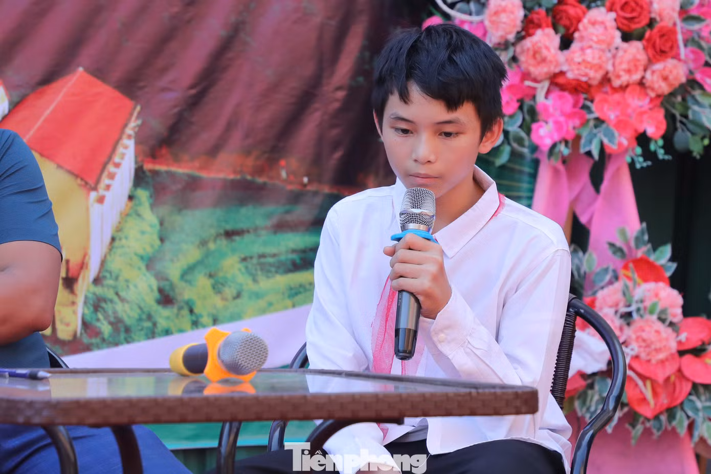 Ở phần giao lưu, em Bàn Văn Trường, học sinh lớp 8, Trường PTDTBT THCS Cốc Lầu được mời lên sân khấu để kể lại những gì xảy ra với gia đình em khi lũ về thôn Kho Vàng, xã Cốc Lầu. Lũ đã cuốn trôi nhà cửa cùng người ông, người bố thân yêu của em. Chính quyền và cơ quan chức năng tổ chức tìm kiếm suốt nhiều ngày đêm mới thấy thi thể bố của Trường và đã được an táng, nhưng ông của Trường đến nay vẫn chưa được tìm thấy. Trường còn có 3 anh chị em ruột nữa cùng học tại trường TH, THCS Cốc Lầu.