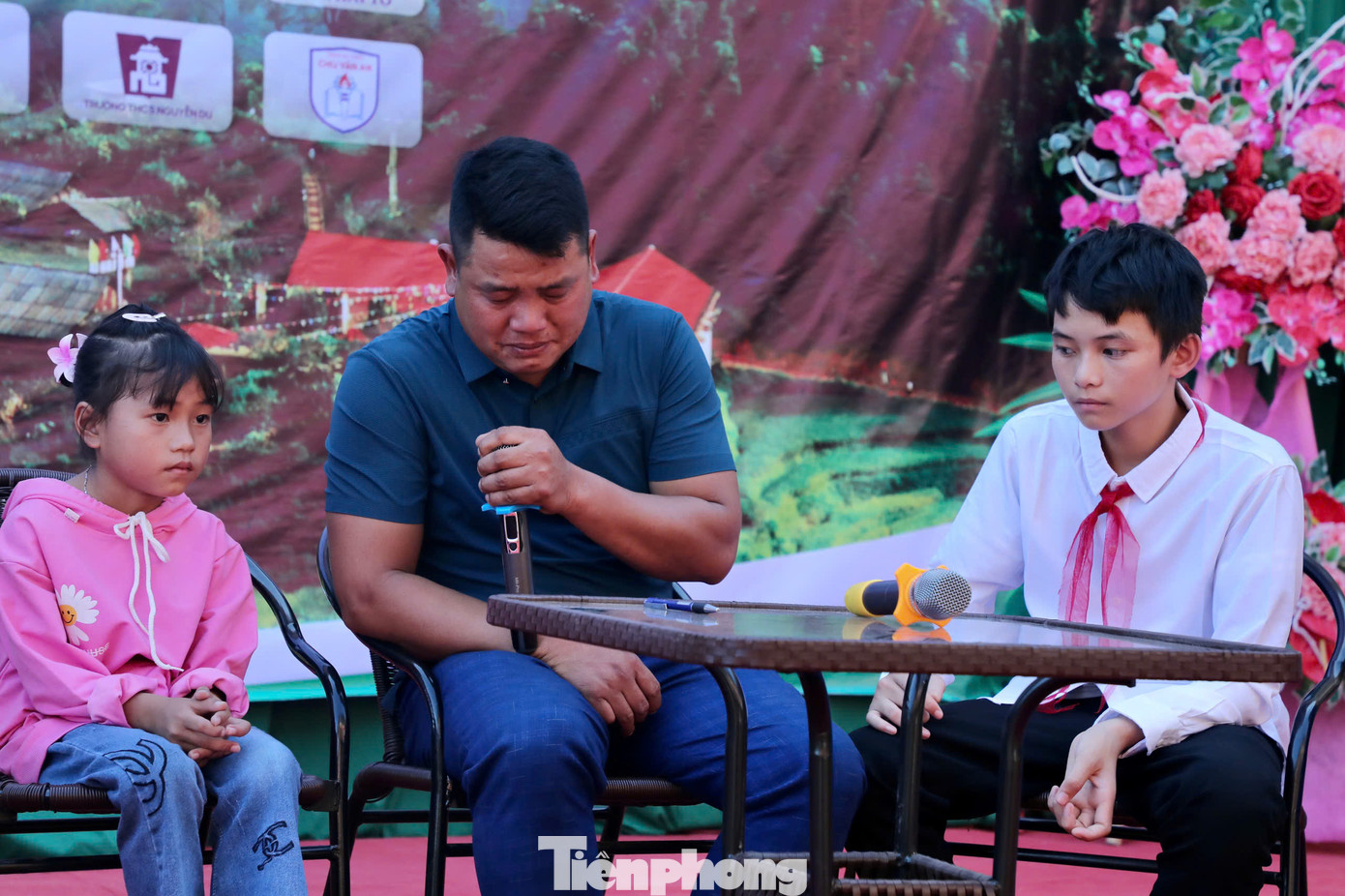 "Hôm nay, đến đây, thấy các cháu được múa hát, được nói cười nên cũng mừng. Nhưng trong lòng tôi rất buồn, cả nhà tôi mất hết, các em tôi đều thiệt mạng. Một mình tôi nuôi 3 đứa cháu còn nhỏ quá”, anh Dỳ nghẹn ngào. Người đàn ông vạm vỡ như anh Dỳ liên tục khóc trên sân khấu khiến những người tham gia chương trình không cầm được nước mắt.