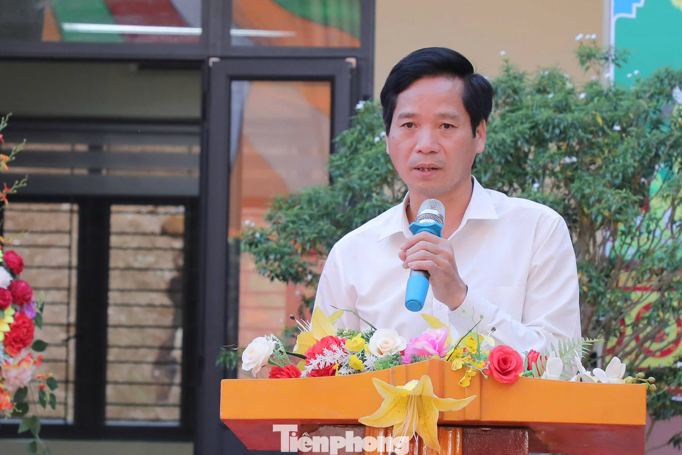 Phó Chủ tịch UBND huyện Bắc Hà phát biểu cuối chương trình: "Xin trân trọng cảm ơn những tình cảm, sự sẻ chia, động viên kịp thời của ban lãnh đạo báo Tiền Phong, các nhà hảo tâm cùng các cơ quan chức năng, đoàn thể tại tỉnh Lào Cai đã chung tay giúp đỡ các em học sinh khó khăn của huyện Bắc Hà nói riêng và tỉnh Lào Cai nói chung".