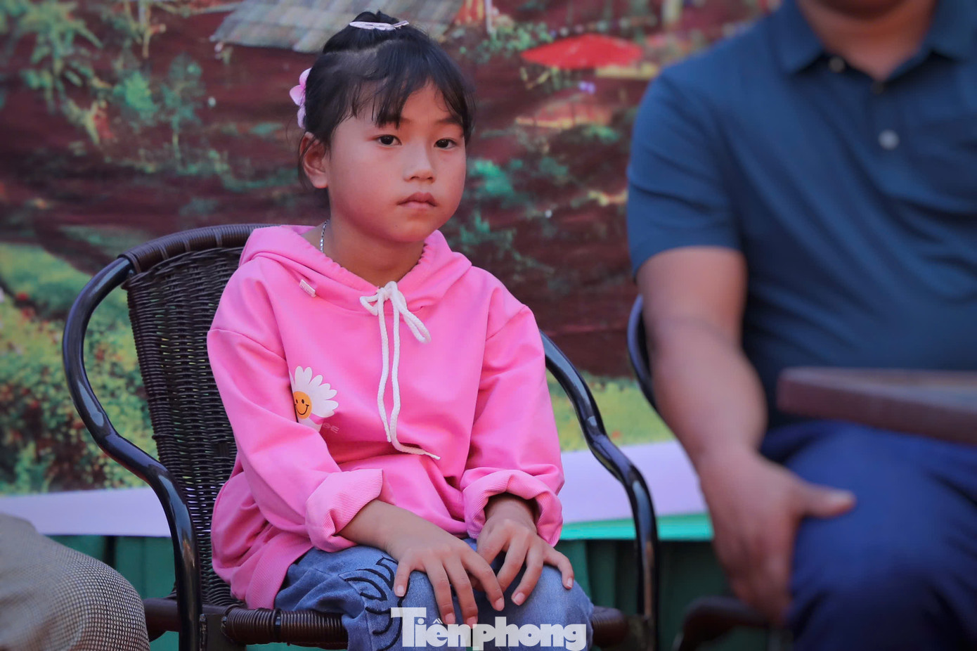 Còn em Lý Thị Thùy Vân (trong ảnh) là học sinh trường PTDTBT Tiểu học Nậm Lúc. Bố mẹ, anh chị em của Vân đã mất, em đang sống với bác của mình. Hôm nay, bác của Vân là anh Lý Seo Dỳ đưa em đến dự chương trình.