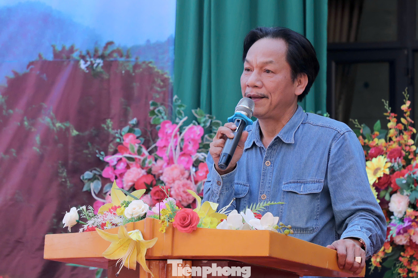 Phát biểu tại chương trình, nhà báo Lê Minh Toản, Phó Tổng Biên tập báo Tiền Phong cho biết, báo Tiền Phong thay mặt Trung ương Đoàn, bộ GD&amp;ĐT, các trường ở Hà Nội và các nhà hảo tâm có mặt tại chương trình để trao cho các em nguồn động viên, tình yêu thương. Những năm qua, báo Tiền Phong luôn có nhiều hoạt động hướng về những nơi đau thương, những nơi chịu nhiều thiệt hại do bão, lũ, lụt. Mỗi năm, báo Tiền Phong đều tổ chức nhiều chương trình, dành tặng nhiều tỷ đồng để trao về vùng sâu, vùng xa để kết nối những yêu thương, sự tử tế trong con người Việt Nam.