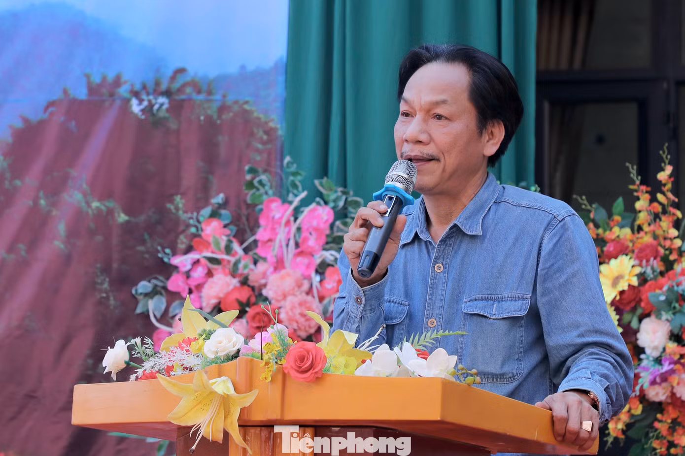 Phát biểu tại chương trình, nhà báo Lê Minh Toản, Phó Tổng Biên tập báo Tiền Phong cho biết, báo Tiền Phong thay mặt Trung ương Đoàn, bộ GD&amp;ĐT, các trường ở Hà Nội và các nhà hảo tâm có mặt tại chương trình để trao cho các em nguồn động viên, tình yêu thương. Những năm qua, báo Tiền Phong luôn có nhiều hoạt động hướng về những nơi đau thương, những nơi chịu nhiều thiệt hại do bão, lũ, lụt. Mỗi năm, báo Tiền Phong đều tổ chức nhiều chương trình, dành tặng nhiều tỷ đồng để trao về vùng sâu, vùng xa để kết nối những yêu thương, sự tử tế trong con người Việt Nam.