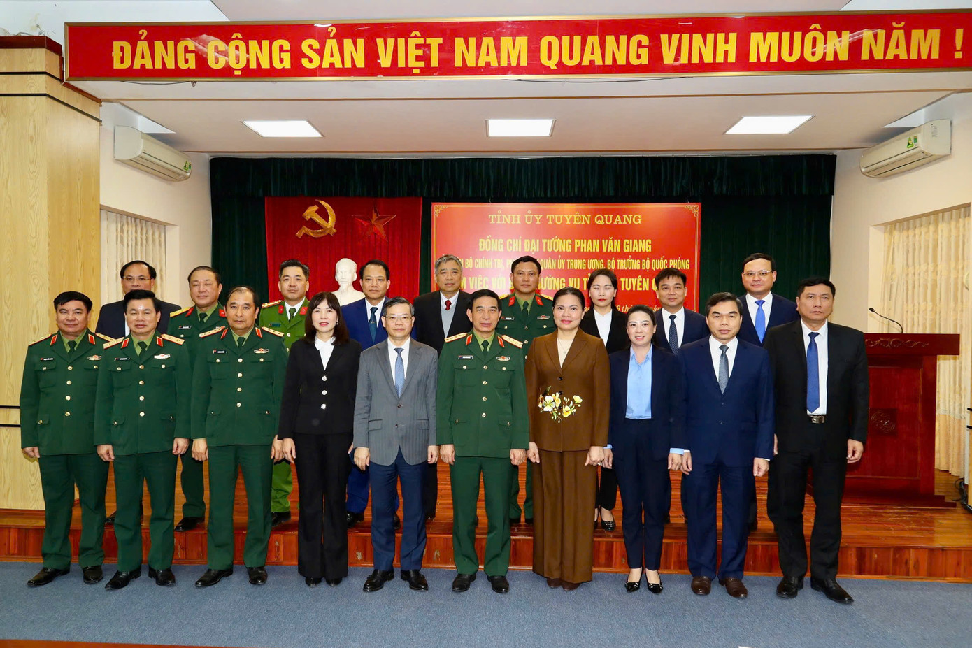 Đại tướng Phan Văn Giang chụp ảnh cùng các đại biểu. Đại tướng Phan Văn Giang chụp ảnh cùng các đại biểu.