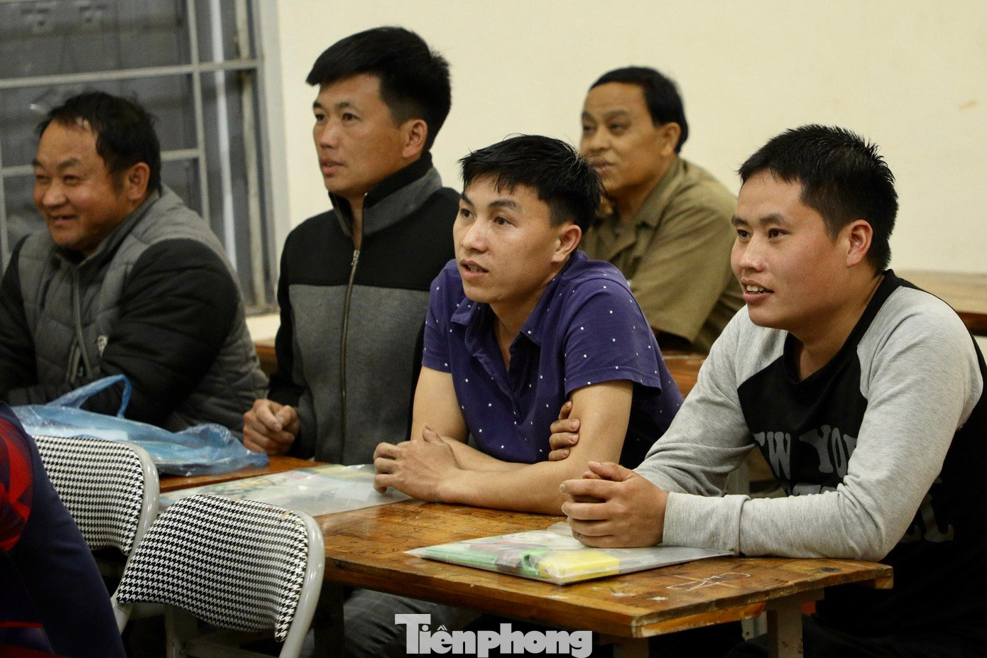 Dưới cơn mưa phùn rả rích, các học viên vẫn đội mưa đến lớp.