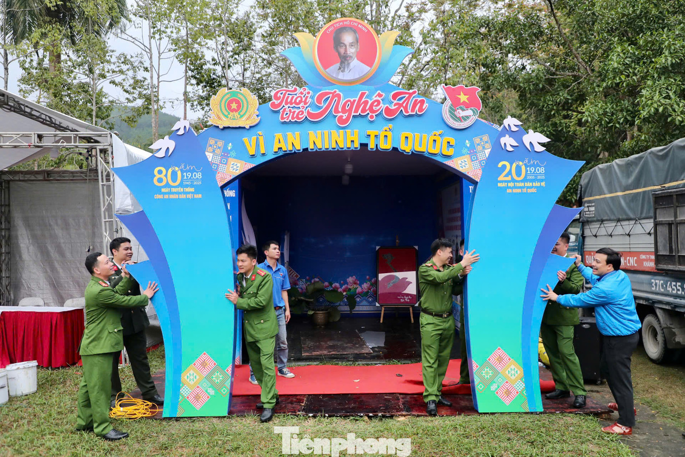 Ngay từ sớm, đoàn Nghệ An đã có mặt, nhanh chóng nhận vị trí, dựng trại và trang trí, hoàn thiện từng chi tiết để thể hiện trọn vẹn chủ đề "Ấm tình quê Bác". Với 18 thành viên tiêu biểu, đoàn mang đến hội trại tinh thần đoàn kết, trách nhiệm và niềm tự hào của tuổi trẻ xứ Nghệ.