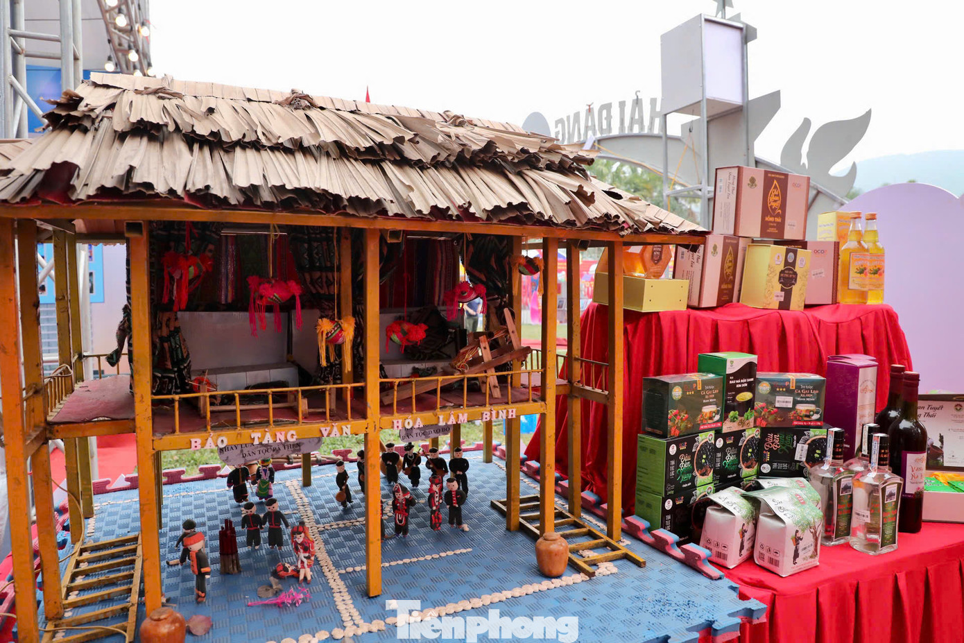 Hội trại Tuyên Quang còn trưng bày mô hình Bảo tàng Văn hóa Lâm Bình giới thiệu nét đặc sắc trong văn hóa của các dân tộc tại huyện Lâm Bình. Bên cạnh đó, trại trưng bày các sản phẩm OCOP đặc trưng của tỉnh như rượu ngô Na Hang, chè Shan Tuyết, mật ong hương rừng.