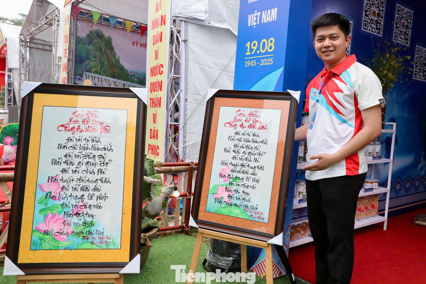 Ngoài ra, đoàn Nghệ An còn mang đến nhiều sản phẩm đặc trưng như chè sen, cu đơ, nón lá vẽ tay, bộ tranh thư pháp về Sáu điều Bác Hồ dạy Công an nhân dân…