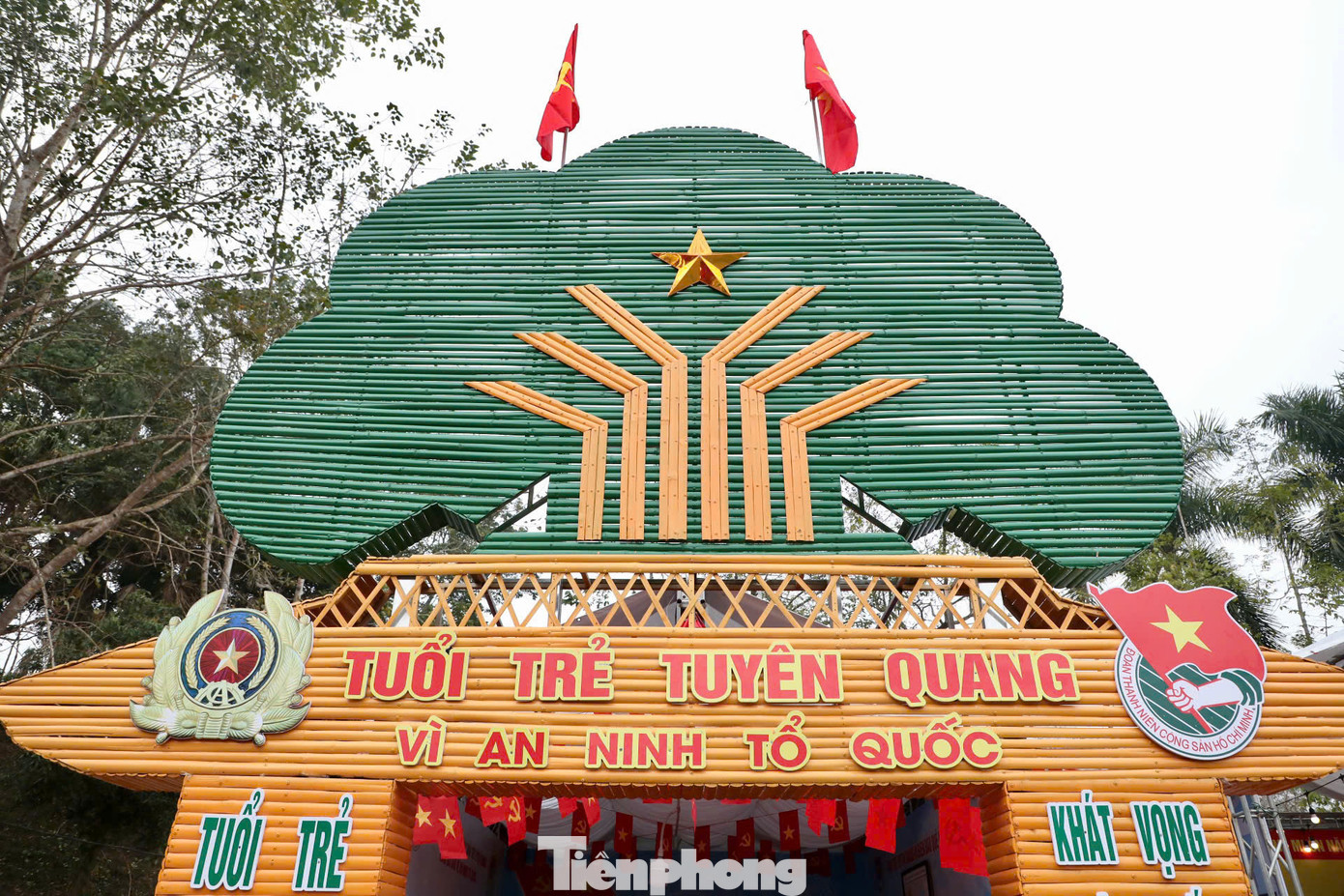 Trại của tỉnh Tuyên Quang tham gia hội trại với chủ đề "Tuổi trẻ quê hương Cách mạng vì an ninh Tổ quốc". Nổi bật trên cổng trại là biểu tượng cây đa Tân Trào, nhân chứng lịch sử quan trọng trong Cách mạng tháng Tám năm 1945, thể hiện niềm tự hào của người dân xứ Tuyên.