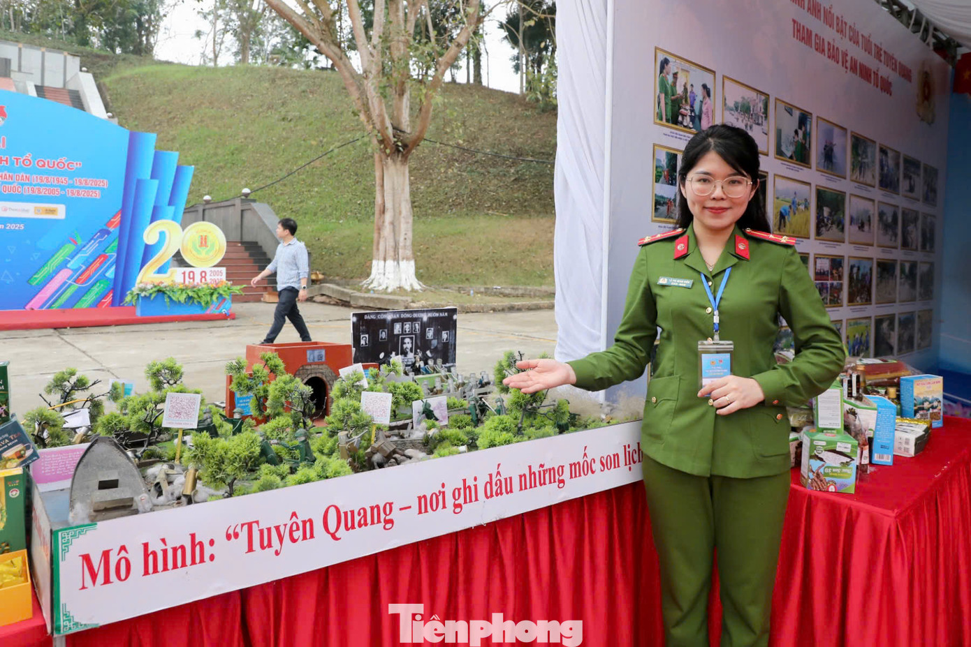 Thượng úy Lê Thị Minh Hiền - Công an tỉnh Tuyên Quang cho biết, phần giữa trại tái hiện các sự kiện lịch sử và di tích quốc gia nổi tiếng của tỉnh, như Đại hội đại biểu toàn quốc lần thứ II của Đảng, chiến thắng Bình Ca, chiến thắng Khe Lau...