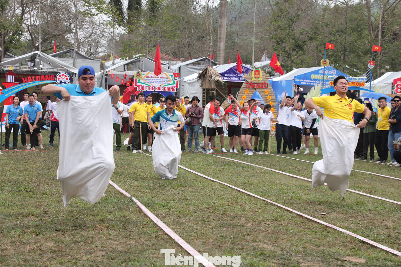 Trong khuôn khổ hội trại, nhiều hoạt động vui chơi và thi đấu sôi nổi đã diễn ra giữa các đoàn thanh niên đến từ 30 tỉnh, thành Đoàn khu vực phía Bắc và 54 đơn vị trực thuộc Bộ Công an.