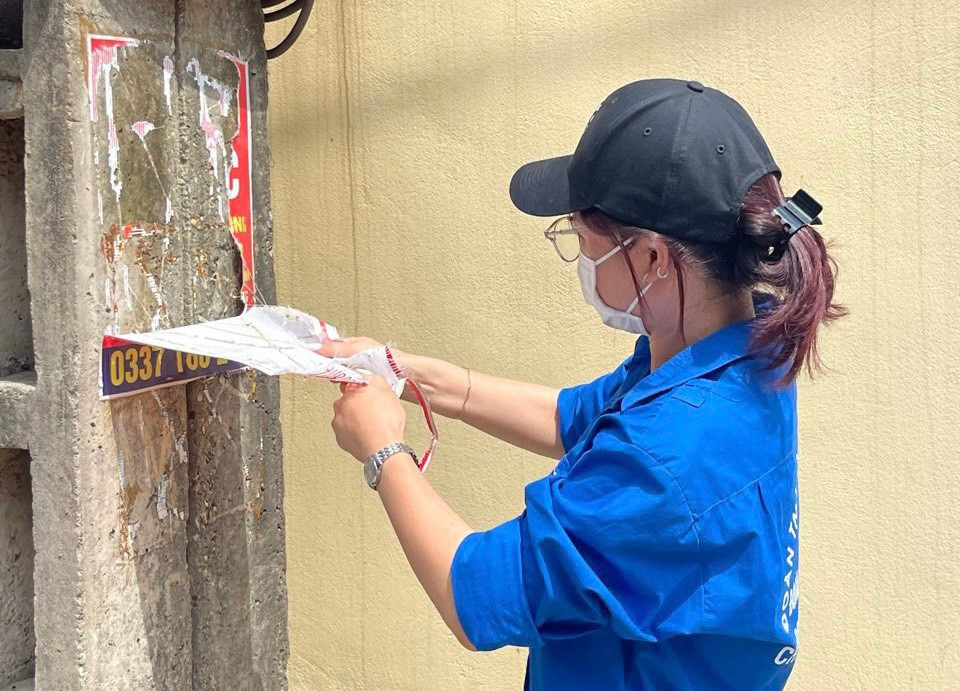 Các quảng cáo, rao vặt trên tường, cột điện cũng được gỡ bỏ đi.
