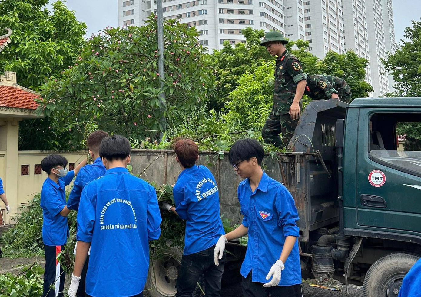 Sau khi tập kết, rác được đưa lên xe để bộ đội chở đi