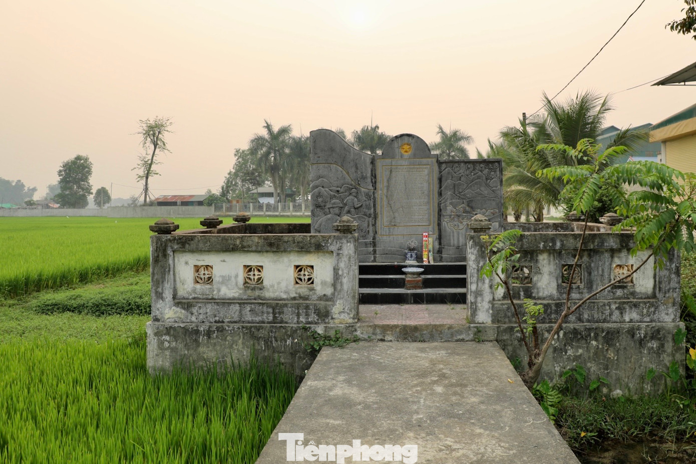 Phía nam cánh đồng Mường Thanh (tại thôn Hồng Cúm, xã Thanh An, huyện Điện Biên, tỉnh Điện Biên) hiện có một bia di tích, đánh dấu vị trí phân khu phía Nam của tập đoàn cứ điểm Điện Biên Phủ (còn gọi là phân khu Hồng Cúm) của địch. Đây là nơi tàn quân của Pháp cố thủ để hòng trốn sang Lào sau khi phân khu trung tâm thất thủ ngày 7/5/1954. Ngay cả khi tướng Đờ Cát kêu gọi đầu hàng, tướng lĩnh ở đây không tuân lệnh. Trước tình thế đó, quân ta buộc phải tiến công, đánh trận cuối cùng toàn thắng.