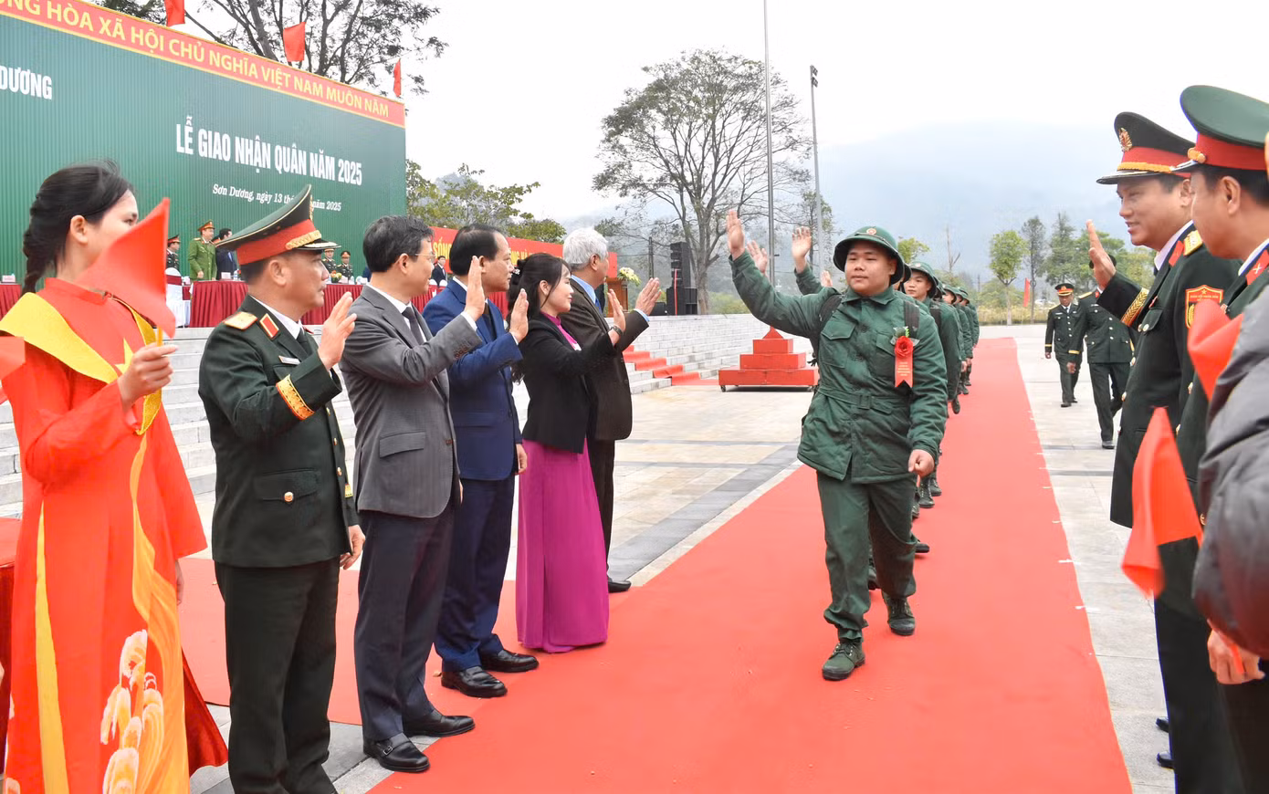 Đợt giao nhận quân năm 2025, huyện Sơn Dương có 265 tân binh lên đường nhập ngũ, trong đó có 258 thanh niên tham gia nghĩa vụ quân sự, 7 thanh niên tham gia nghĩa vụ Công an nhân dân. Đặc biệt, có 50 thanh niên viết đơn tình nguyện xin nhập ngũ.