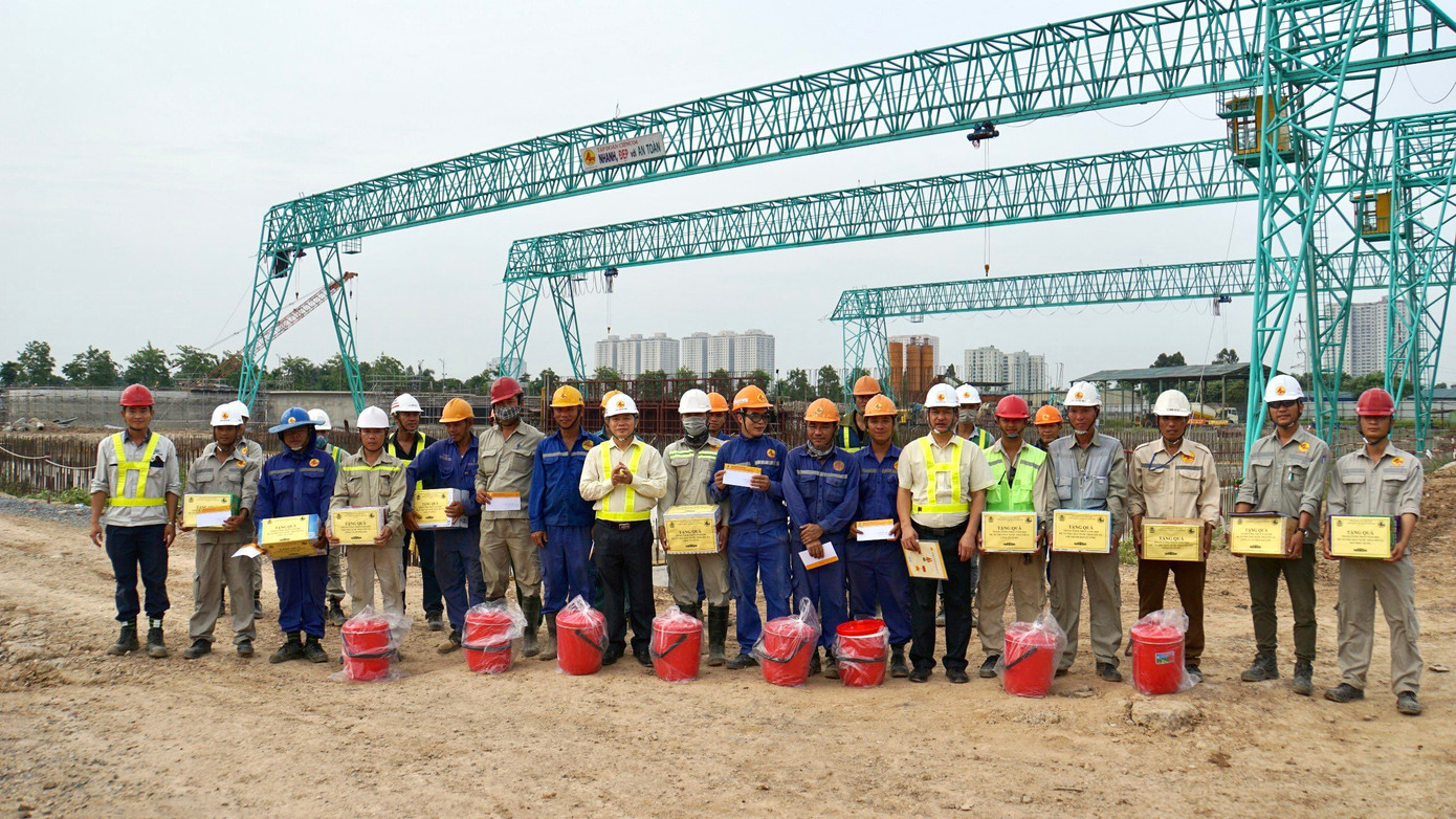 Việc đưa dự án về đích đúng thời hạn, là sự nỗ lực rất lớn của nhà thầu và các đơn vị thi công. Bởi sau khi triển khai, dự án đã vấp phải nhiều yếu tố khách quan, chủ quan khiến công việc đình trệ, chậm tiến độ. Tính ra, phải đến đầu năm 2022, dự án mới được triển khai suôn sẻ. Trong ảnh: Nhà thầu Cienco4 họp và trao quà động viên cho công nhân tại công trường.