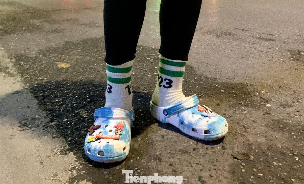 Dép, tất có màu sắc và hoạ tiết nổi bật. Dép, tất có màu sắc và hoạ tiết nổi bật.