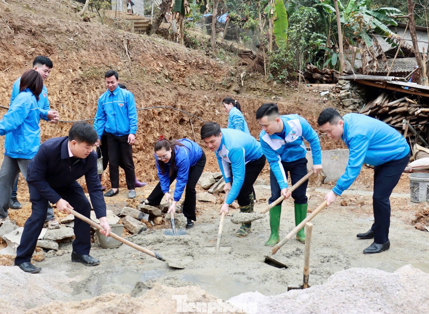 Các đại biểu giúp hộ gia đình có hoàn cảnh khó khăn xây dựng nhà ở tại xã Xín Cái.