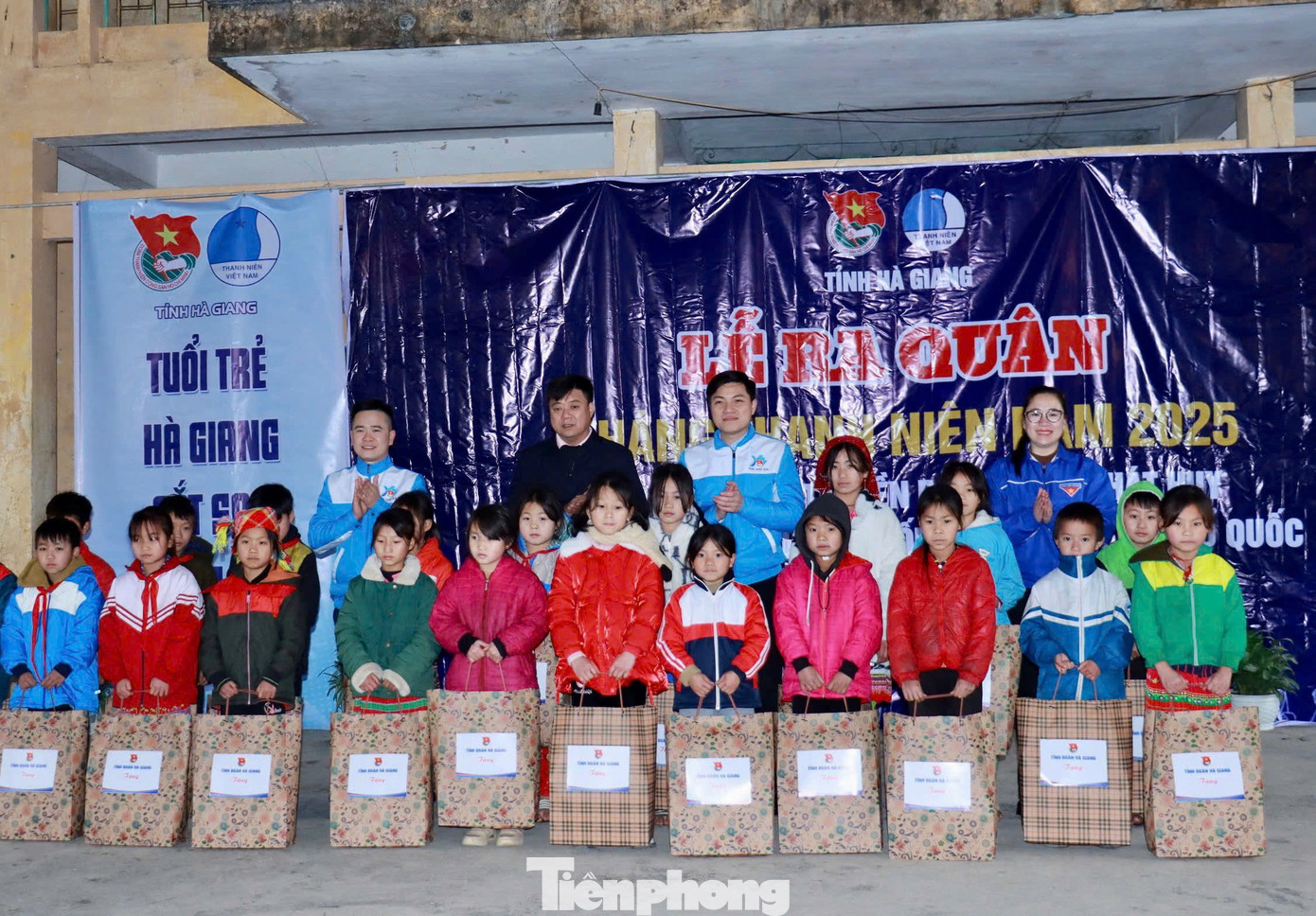 Lãnh đạo Tỉnh Đoàn và huyện Mèo Vạc tặng quà học sinh Trường Tiểu học và THCS xã Sơn Vĩ.