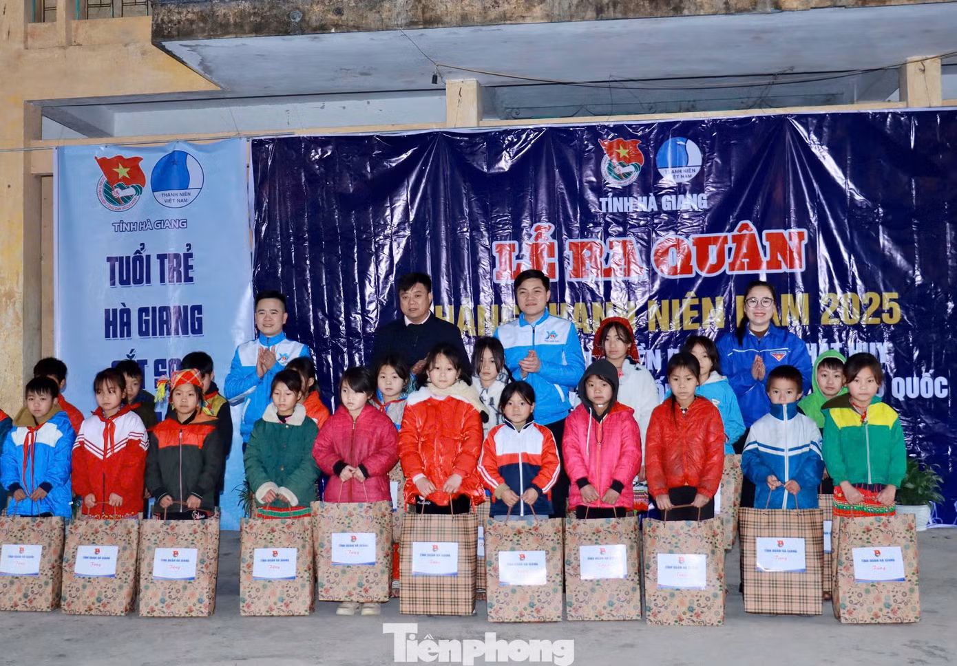 Lãnh đạo Tỉnh Đoàn và huyện Mèo Vạc tặng quà học sinh Trường Tiểu học và THCS xã Sơn Vĩ.