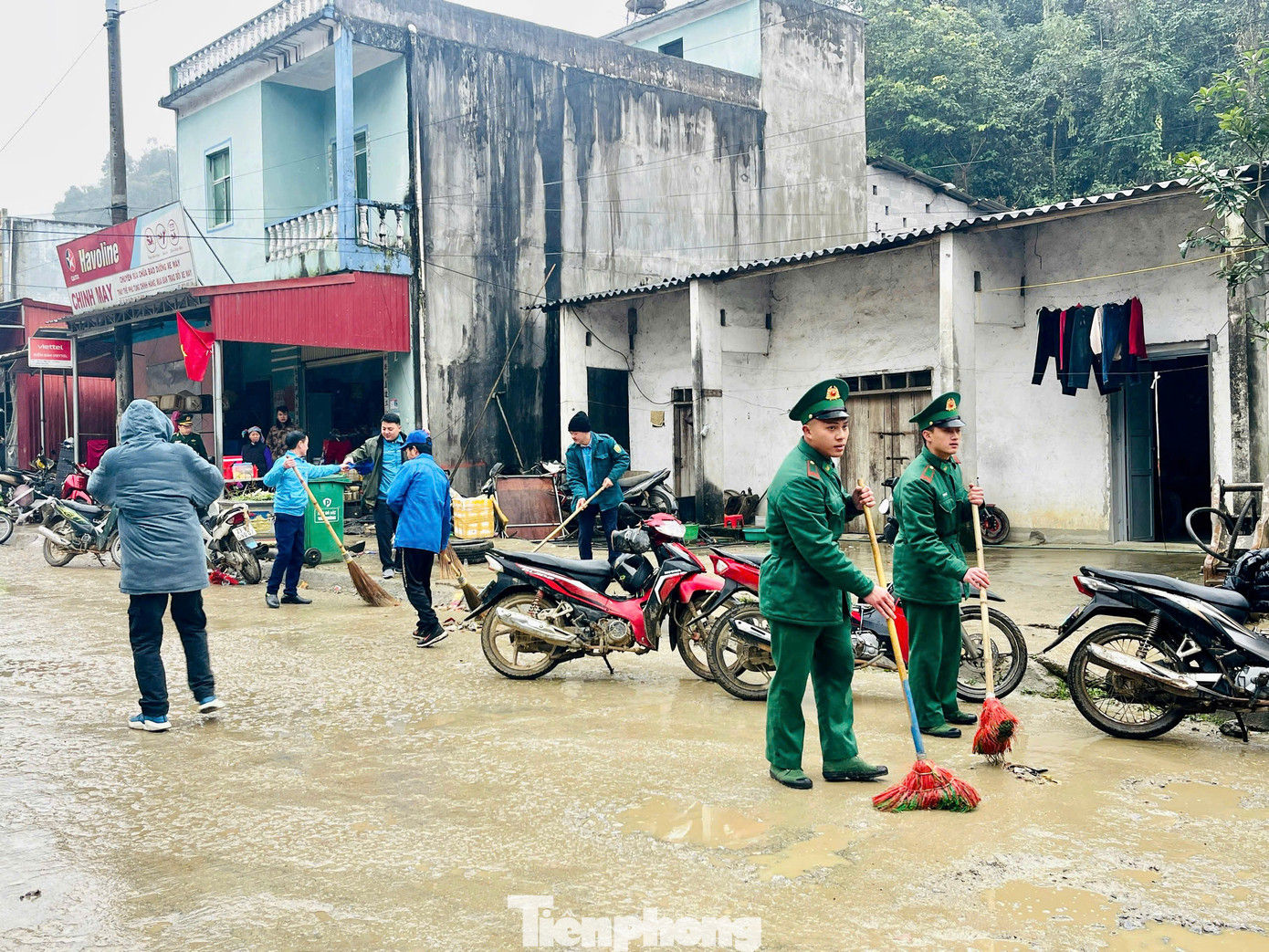 Các đoàn viên, thanh niên tham gia dọn dẹp vệ sinh môi trường.