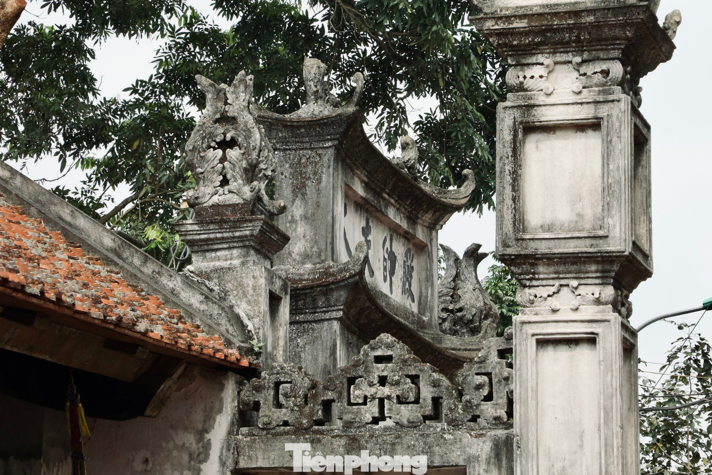 Các công trình kiến trúc trong chùa được chạm khắc tinh xảo mang đậm dấu ấn của thời Trần. Chùa Phổ Minh cũng là nơi lưu giữ được nhiều cổ vật giá trị, góp phần quan trọng vào việc nghiên cứu về kinh tế, chính trị, văn hóa - xã hội của nước ta dưới triều Trần.