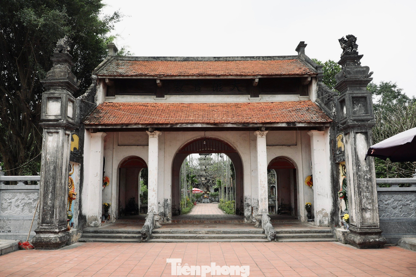 Chùa Phổ Minh còn được gọi là chùa Tháp, tọa lạc ở thôn Tức Mạc, xã Lộc Vượng, thuộc tỉnh Nam Định. Chùa thờ tượng Trúc Lâm Tam Tổ (Trần Nhân Tông nhập Niết bàn, Pháp Loa và Huyền Quang). Căn cứ vào văn bia sắc phong cũng như các thư tịch cổ, ngôi chùa được xây dựng từ thời Lý, đến năm 1262 nhà Trần mở rộng với quy mô bề thế hơn. Chùa được coi là đại danh lam của nước Việt xưa gắn liền với những nhân vật lịch sử thời Trần.