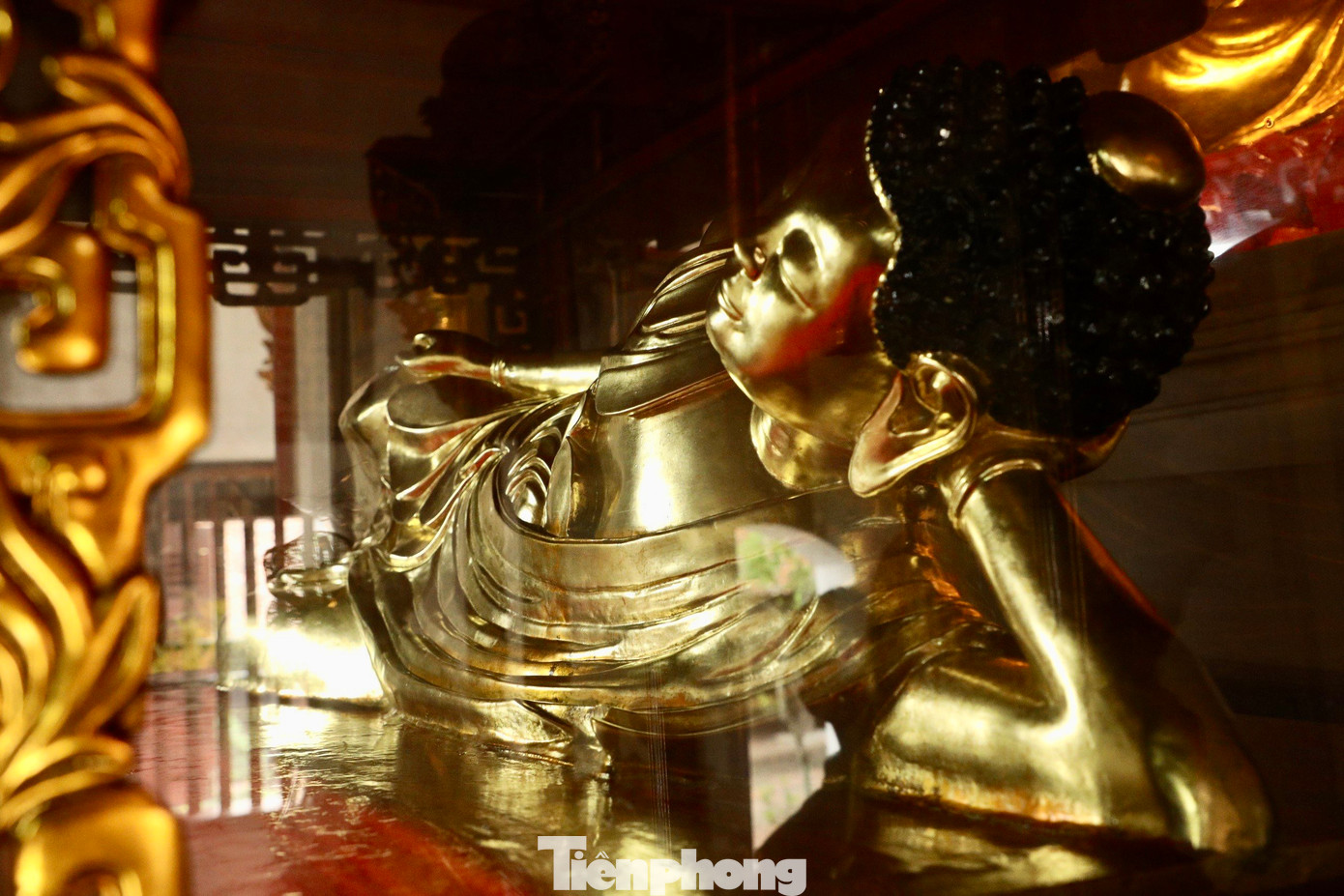 Chính giữa thượng điện là tượng Phật hoàng Trần Nhân Tông dài 1,6 m, tạc liền khối, tư thế nhập niết bàn. Mặt tượng vuông, sống mũi thẳng, mắt nhắm, miệng mỉm cười, tai to dài, tóc xoắn ốc tròn. Tay trái chống đầu, tay phải duỗi thẳng. Thân tượng mặc áo Phật, trùm sát chân. Hai cánh tay, một phần vai và thân để trần.