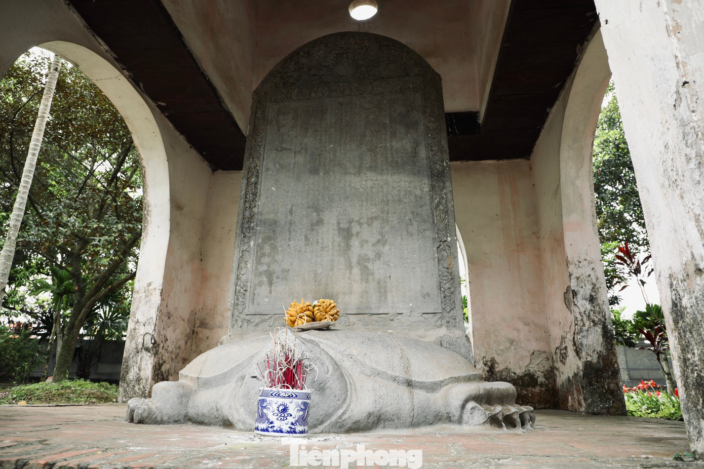 Các công trình kiến trúc trong chùa được chạm khắc tinh xảo mang đậm dấu ấn của thời Trần. Chùa Phổ Minh cũng là nơi lưu giữ được nhiều cổ vật giá trị, góp phần quan trọng vào việc nghiên cứu về kinh tế, chính trị, văn hóa - xã hội của nước ta dưới triều Trần.