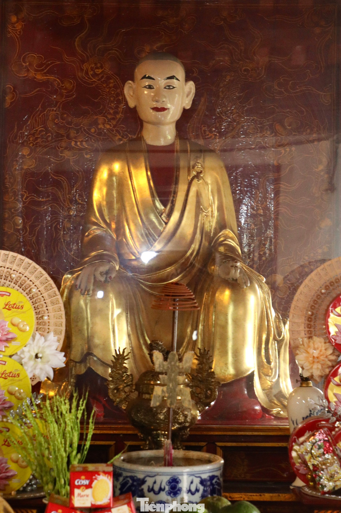 Phía bên trái tượng Trần Nhân Tông là tượng Huyền Quang ngồi, chân đi hài, tóc cạo, mặt vuông, mũi cao, lông mày lưỡi mác, mắt nhìn thẳng, miệng mỉm cười, tai to nhưng không chảy. Bên phải là tượng Pháp Loa ngồi thiền, tóc cạo, mặt cân đối, mũi cao, tay dài, thần thái từ bi, phúc hậu. Thân tượng khoác áo cà sa. Chân áo xếp cánh hoa sen.