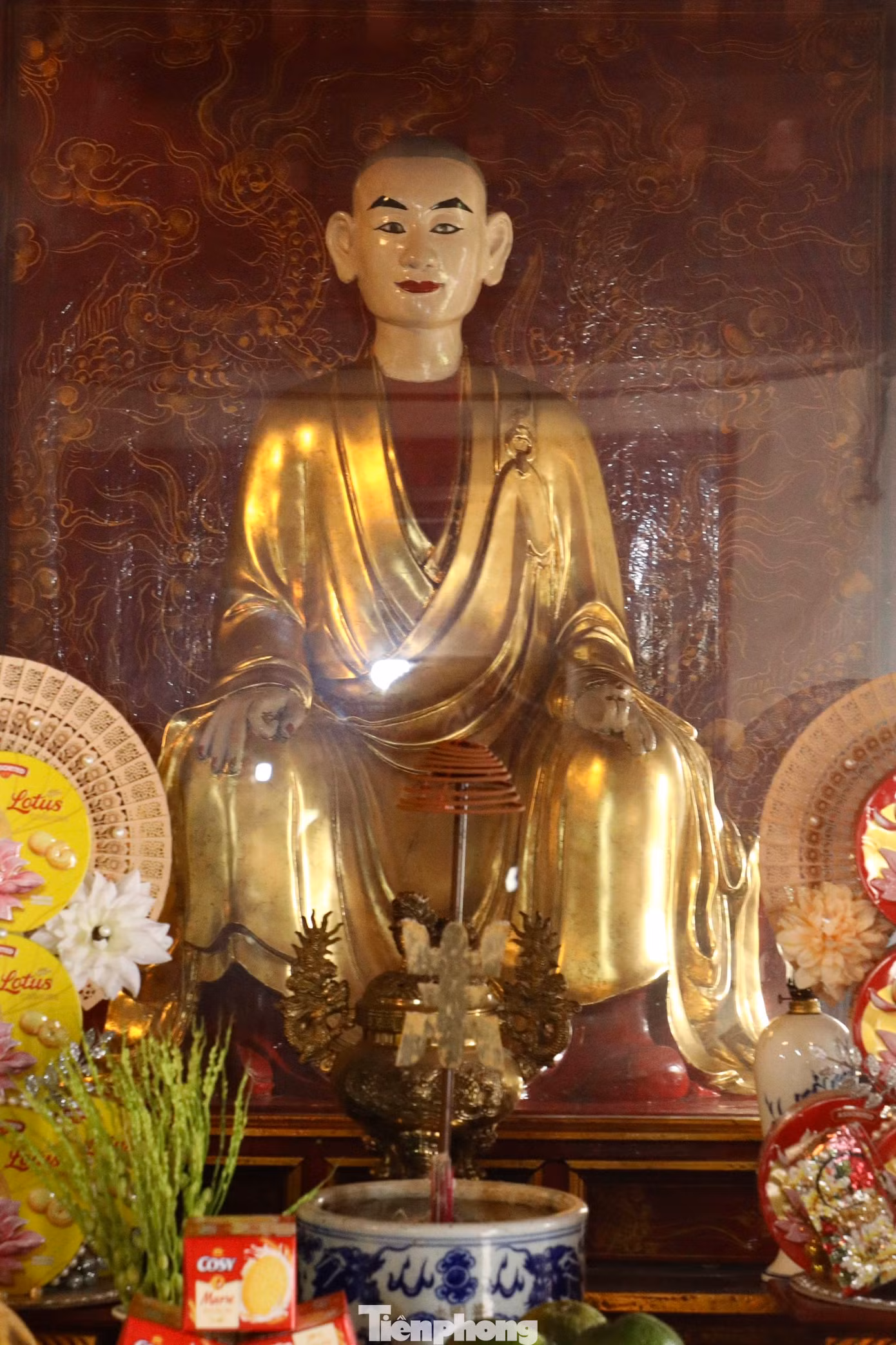 Phía bên trái tượng Trần Nhân Tông là tượng Huyền Quang ngồi, chân đi hài, tóc cạo, mặt vuông, mũi cao, lông mày lưỡi mác, mắt nhìn thẳng, miệng mỉm cười, tai to nhưng không chảy. Bên phải là tượng Pháp Loa ngồi thiền, tóc cạo, mặt cân đối, mũi cao, tay dài, thần thái từ bi, phúc hậu. Thân tượng khoác áo cà sa. Chân áo xếp cánh hoa sen.