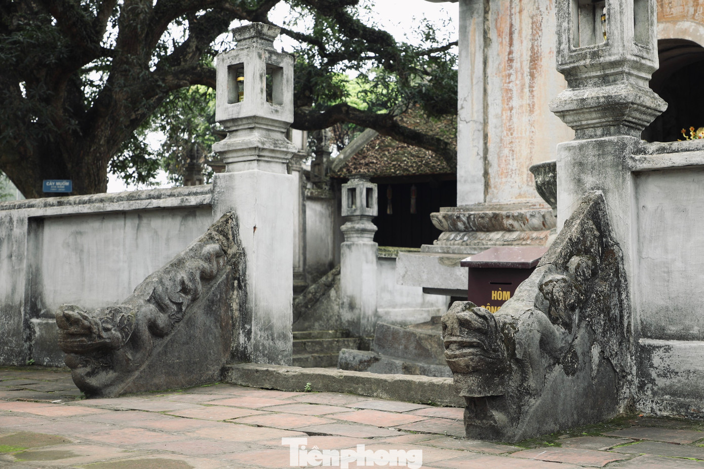 Xung quanh 4 mặt ngôi tháp có xây dựng tường bao. Các tường đều thiết kế lối ra vào tháp, được trang trí bằng những đôi rồng đá.