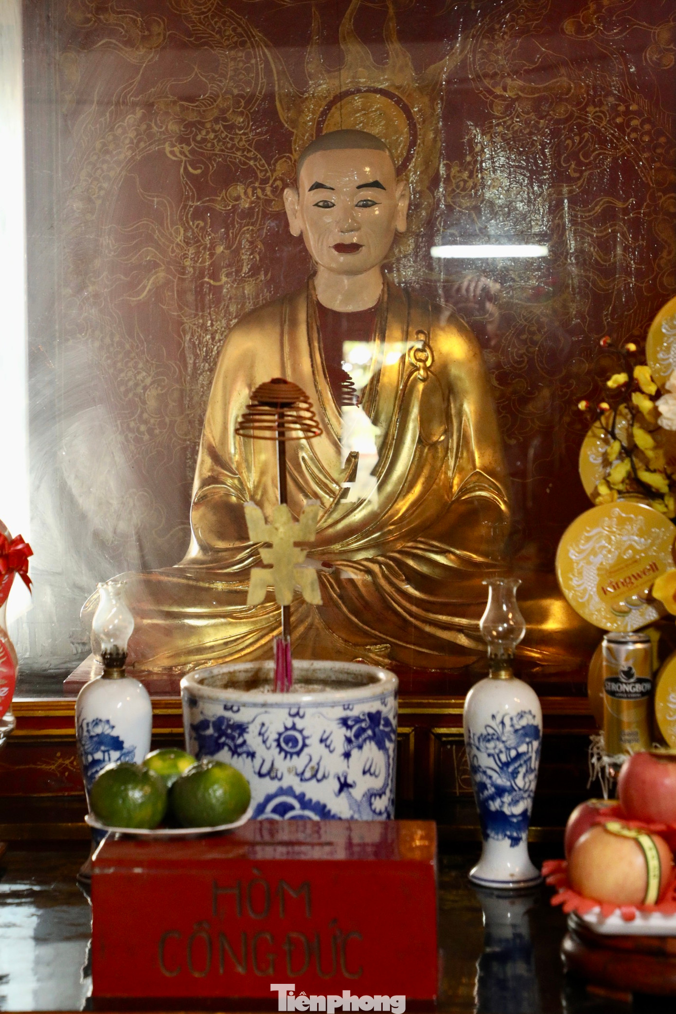 Phía bên trái tượng Trần Nhân Tông là tượng Huyền Quang ngồi, chân đi hài, tóc cạo, mặt vuông, mũi cao, lông mày lưỡi mác, mắt nhìn thẳng, miệng mỉm cười, tai to nhưng không chảy. Bên phải là tượng Pháp Loa ngồi thiền, tóc cạo, mặt cân đối, mũi cao, tay dài, thần thái từ bi, phúc hậu. Thân tượng khoác áo cà sa. Chân áo xếp cánh hoa sen.