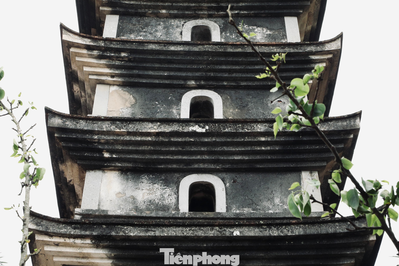 Theo sử sách ghi lại, vào năm 1308, Phật hoàng Trần Nhân Tông băng hà ở am Ngọa Vân trên ngọn Tử Phong - Yên Tử (theo Đại Việt Sử Ký toàn thư, kỷ Anh Tông). Vua nối ngôi là Trần Anh Tông đã sai người làm kiệu bát cống bằng đá và xây tòa tháp lên trên, sau đó đặt 7 trong số 21 viên xá lị của ngài vào hòm đá quý, đưa vào trong tháp Phổ Minh ở trước cửa chùa.