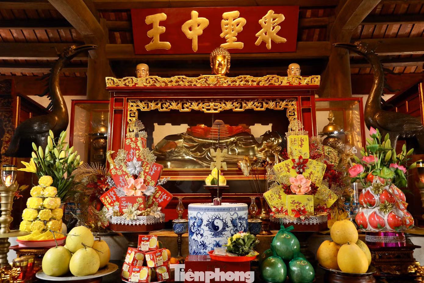Bộ tượng Trúc Lâm tam tổ - là bảo vật quốc gia đang được chùa lưu giữ, thờ tự tại thượng điện. Bộ tượng có niên đại từ thế kỷ XVII, hiện trạng còn nguyên vẹn, được tạo tác bằng chất liệu gỗ, sơn son, thếp vàng, khắc họa 3 vị Tổ của thiền phái Trúc Lâm gồm Đệ nhất Tổ Phật hoàng Trần Nhân Tông, Đệ nhị Tổ Pháp Loa và Đệ tam Tổ Huyền Quang. Mỗi pho tượng có trọng lượng khoảng 150 kg.